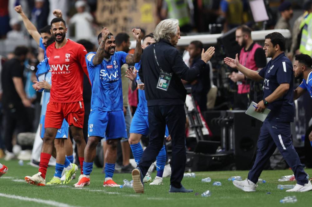 جيسوس يتلقى التهاني بعد الفوز بالسوبر السعودي