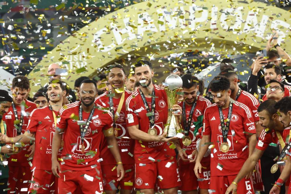 لاعبو العربي يحتفلون بكأس السوبر الإماراتي - القطري