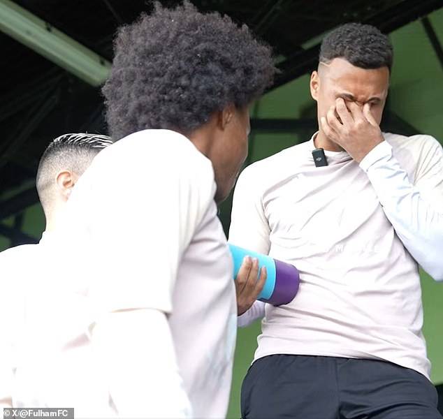 مونيز يبكي عند رؤية الجائزة 