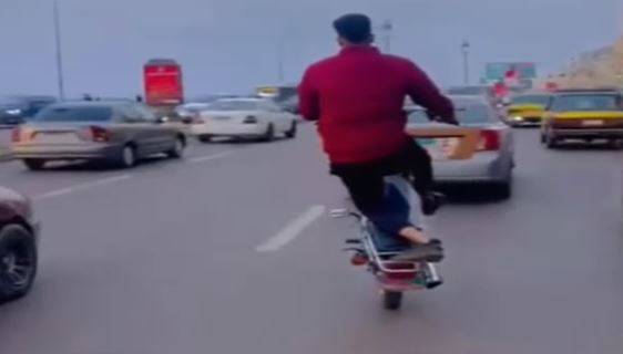 حركات استعراضية خطرة تتسبب بالقبض على مراهق مصري