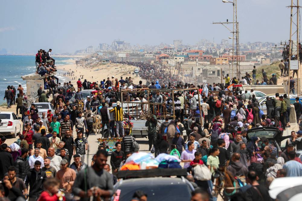  نازحون فلسطينيون جنوب غزة، يشقون طريقهم للعودة إلى منازلهم في شمال القطاع ( رويترز ) 
