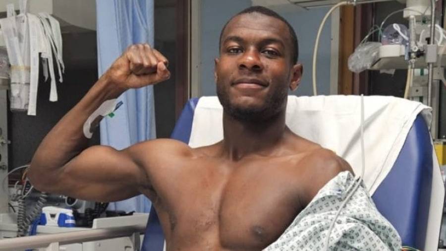 نجم روما يطمئن المشجعين بعد سقوطه أرضاً