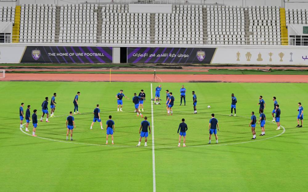 لاعبو العين خلال التدريب استعداداً للهلال