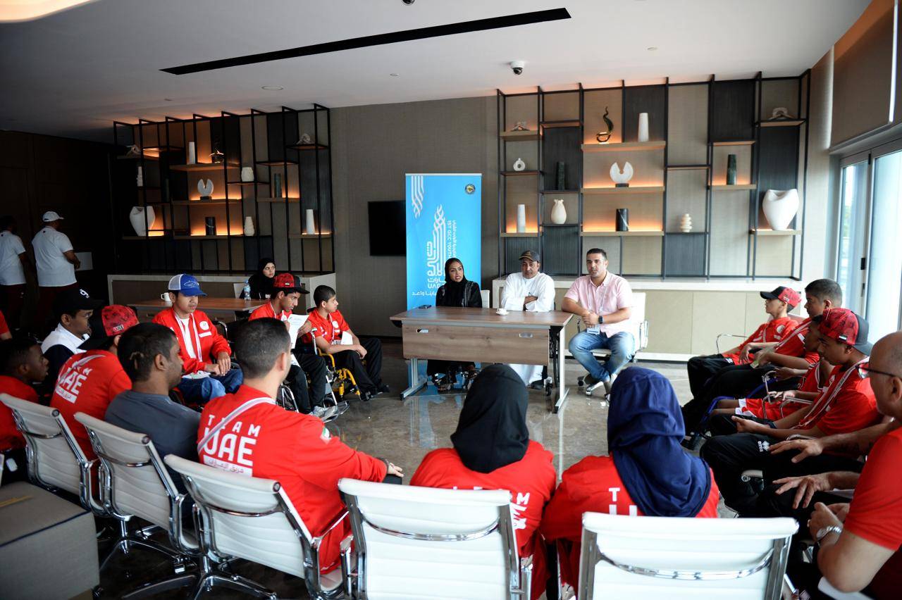 سالم المهيري بتحدث للاعبي ولاعبات