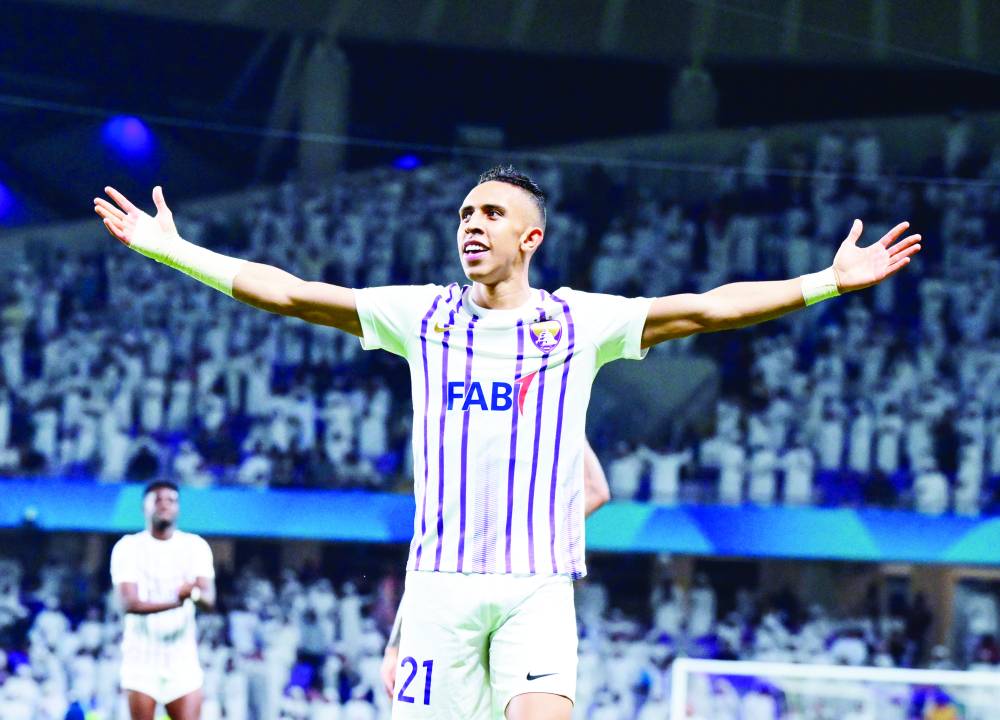  رحيمي يحتفل بأحد أهداف العين 