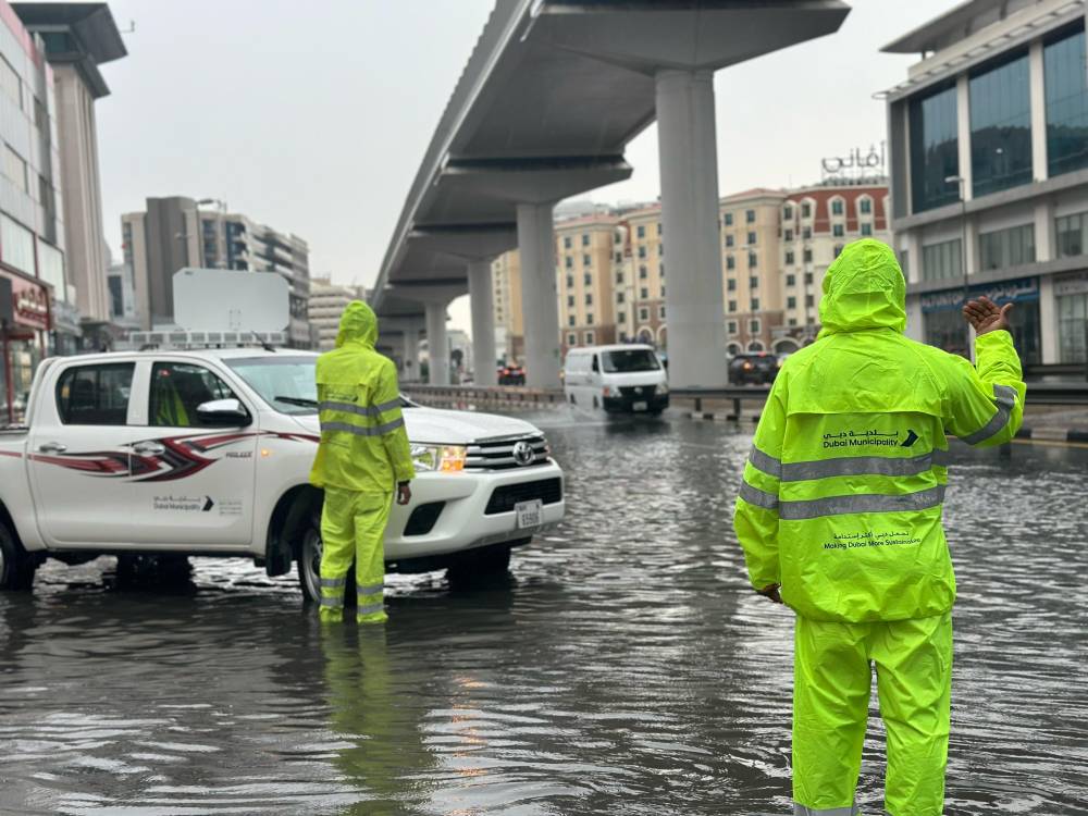 جهود رجال بلدية دبي في تصريف الأمطار 