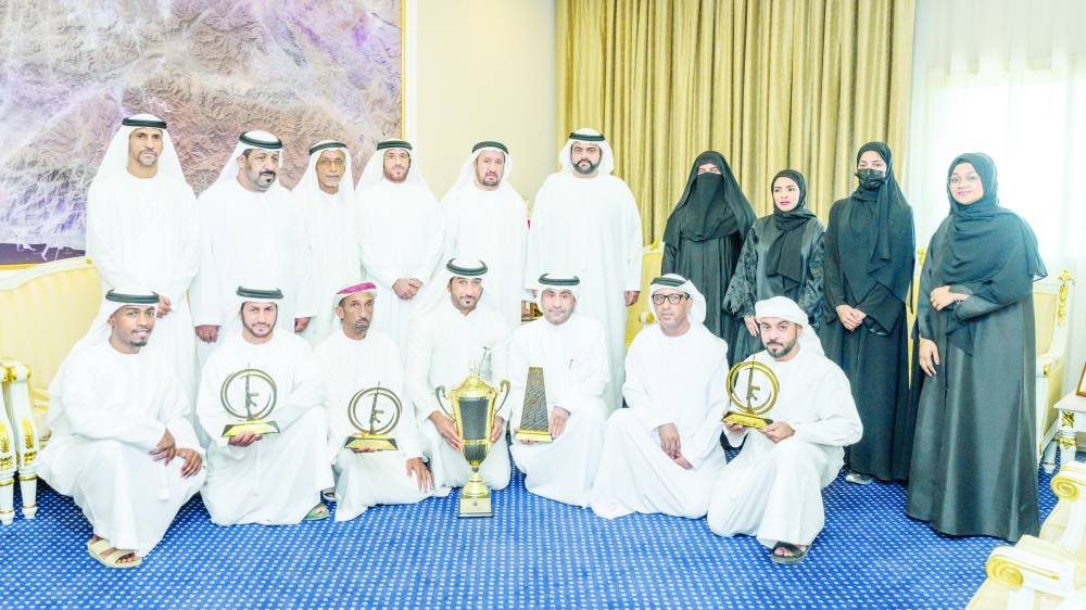 محمد بن حمد مع فريق الرماية