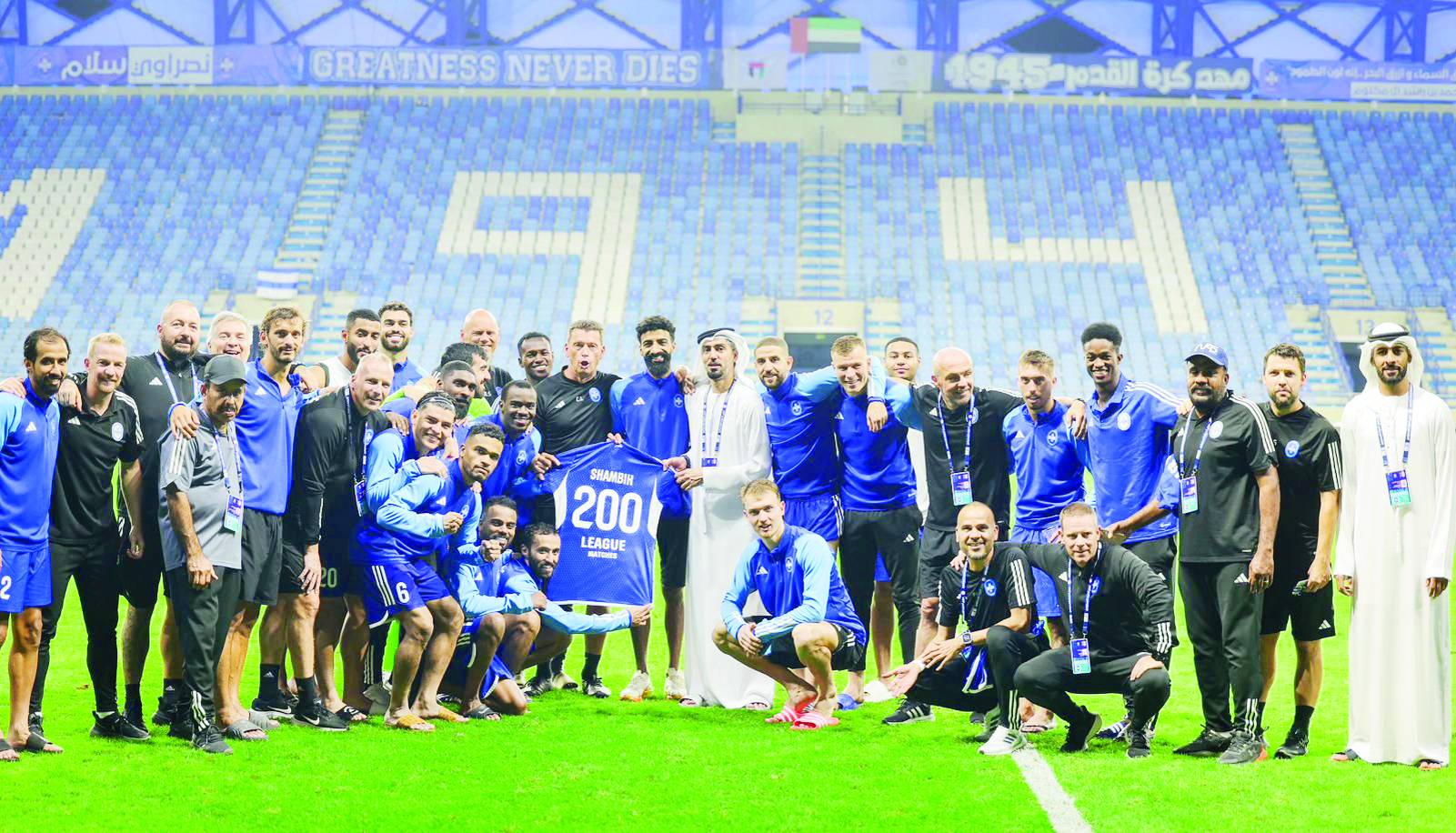 لاعبو النصر يحتفلون بوصول الحارس شامبيه إلى المباراة 200