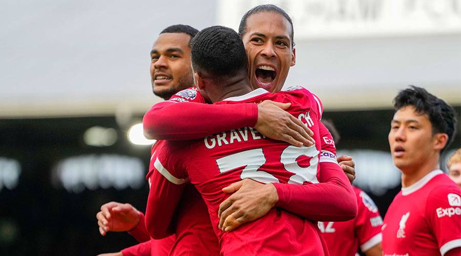  فرحة لاعبي ليفربول 