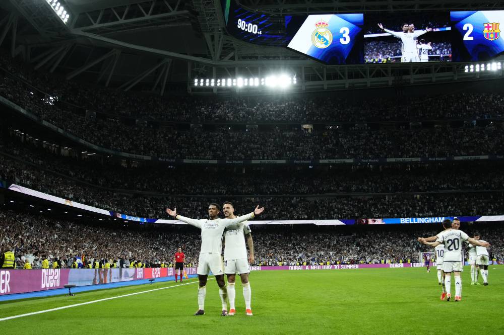 بيلينغهام يحتفل بهدف الفوز لريال مدريد