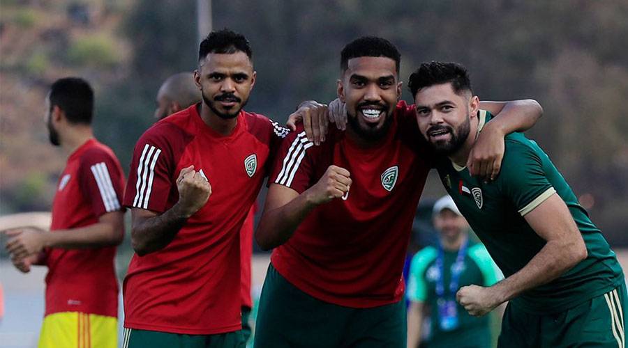  لورينسي يحتفل مع زملائه بالهدف الأول 