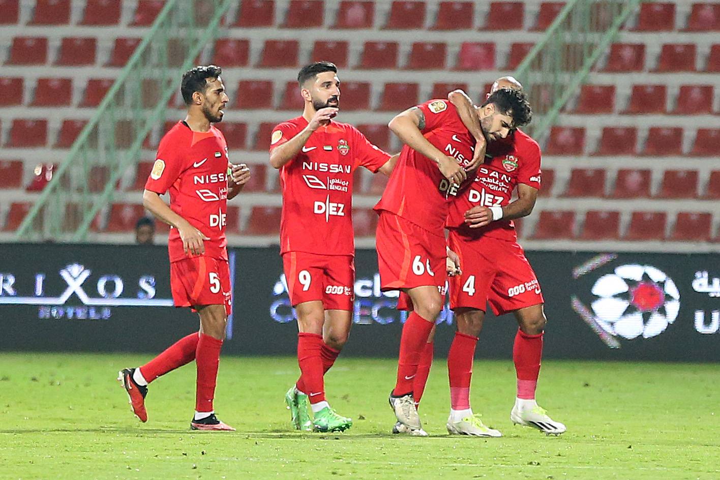 فرحة لاعبي شباب الأهلي بالفوز على اتحاد كلباء (تصوير: هيثم الخاتم)