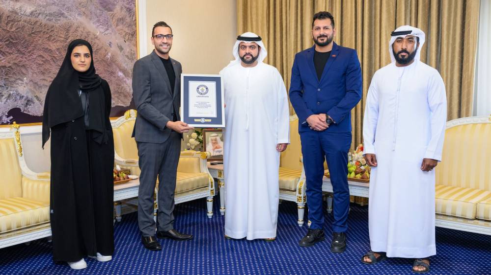 محمد بن حمد يتسلم شهادة جينيس للأرقام القياسية