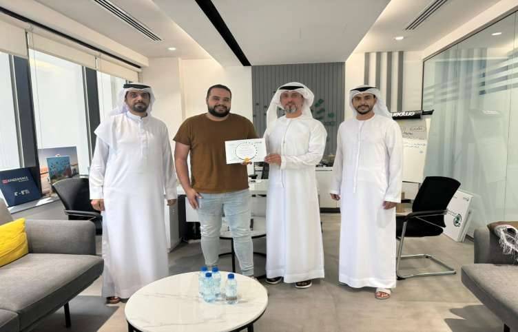 شرطة دبي تكرم الشاب محمد أمير محمد 