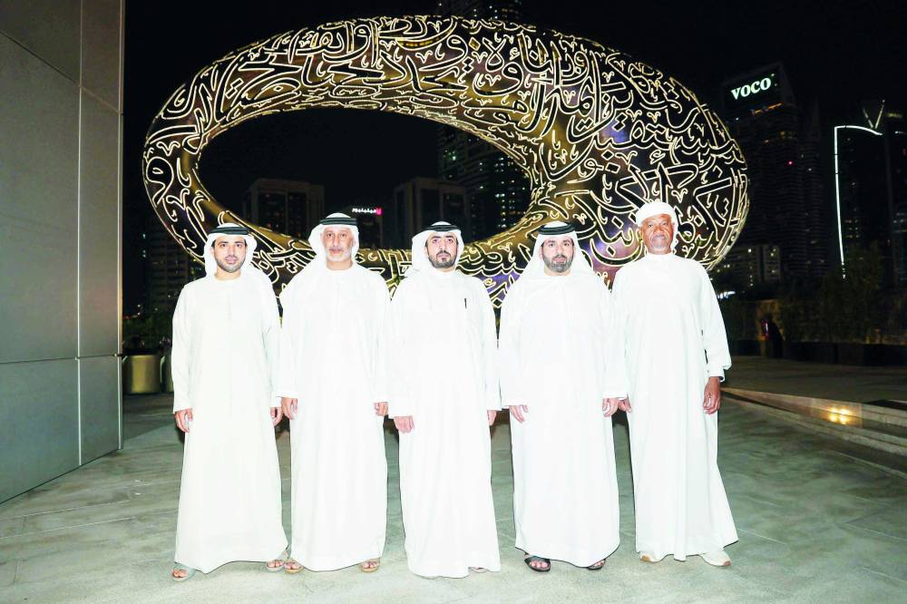 أحمد بن مسحار مع أعضاء اللجنة العليا المنظمة لسباق القفال