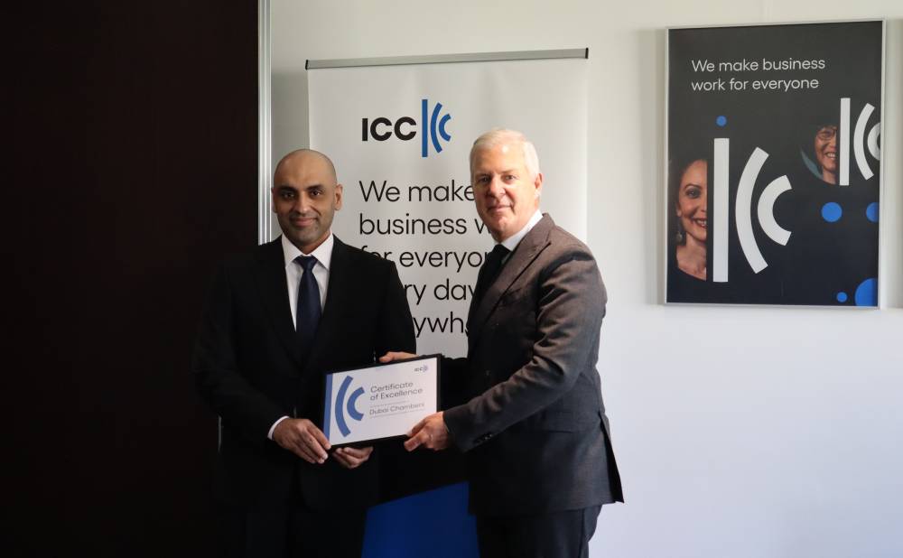 لوتاه يتسلم شهادة التكريم