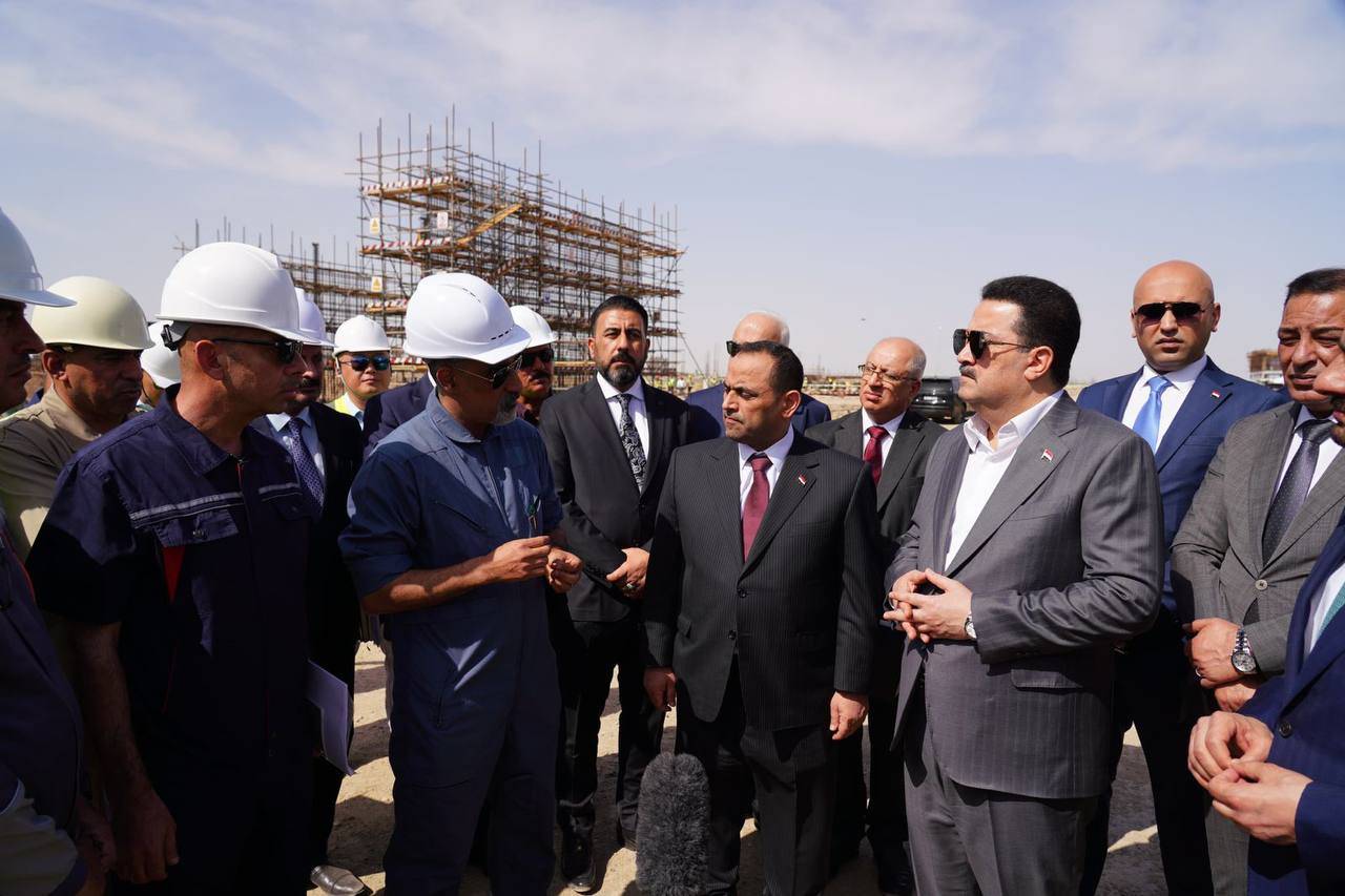 السوداني خلال تفقده لمحطة كهرباء الأنبار