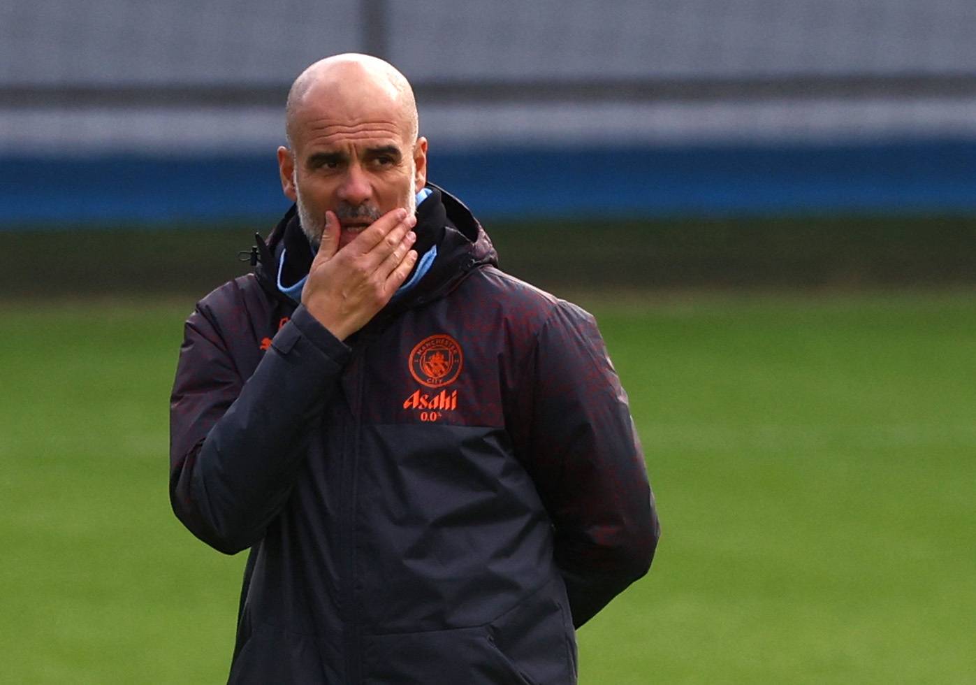 غوارديولا يدافع عن نزاهة التحكيم الإنجليزي