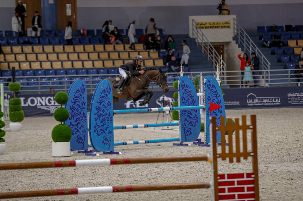من منافسات القفز بميادين الشارقة للفروسية