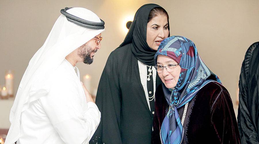  ملكة باهانج وأنور قرقاش خلال العرض
