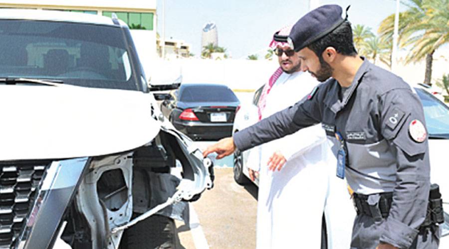 أثناء فحص إحدى السيارات
