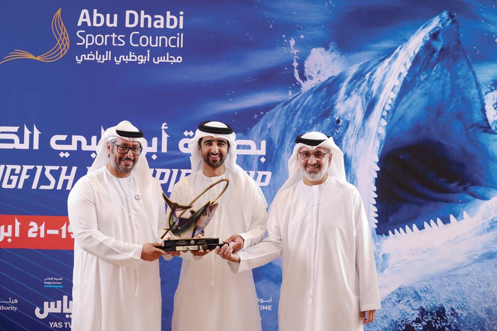 أحمد بن حمدان والعواني خلال تتويج الفائزين