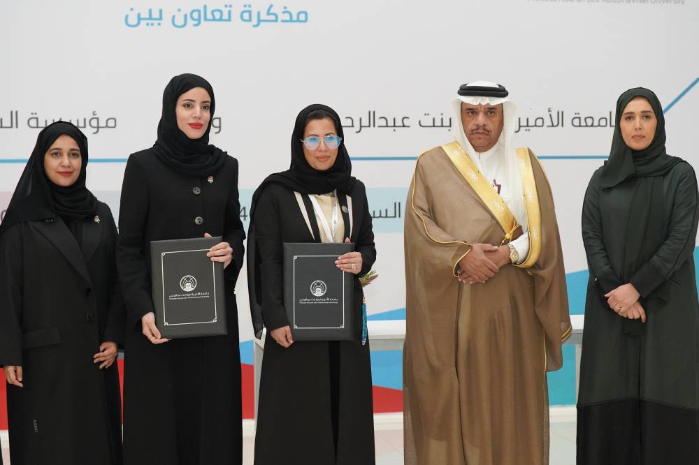 لقطة جماعية للحضور بعد التوقيع