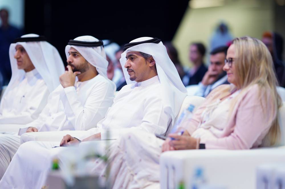 أحمد العامري يتوسط الحاضرين خلال فعاليات الدورة الثالثة من المؤتمر 
