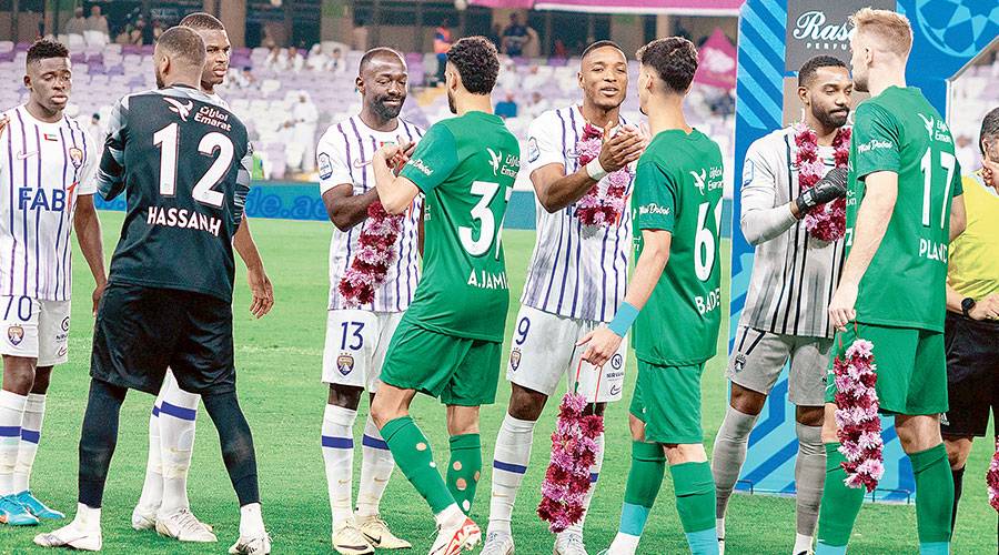  لاعبو شباب الأهلي يهدون لاعبي العين الورود 
