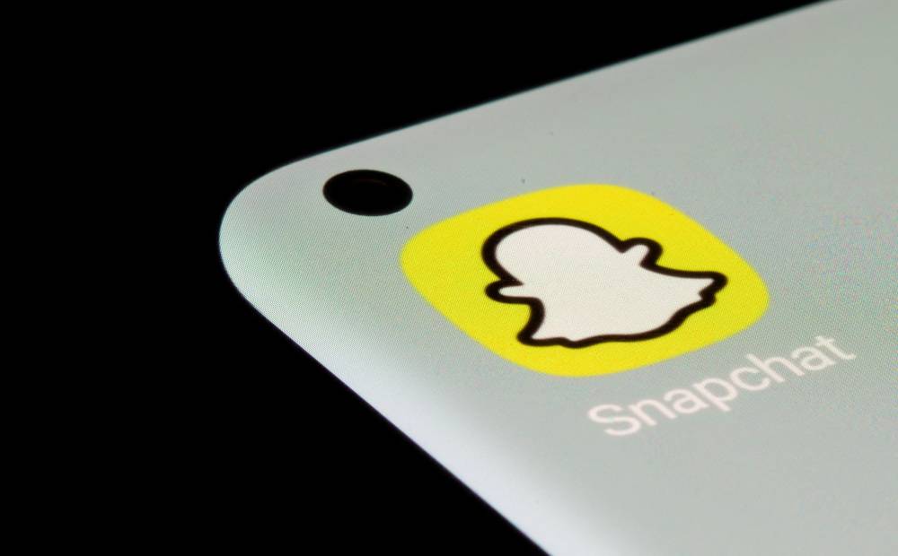  تطبيق «سناب» على هاتف ذكي (رويترز)