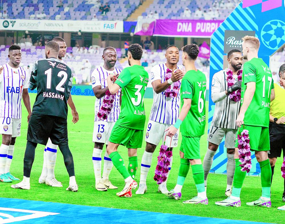 لاعبو شباب الأهلي يهدون لاعبي العين الورود