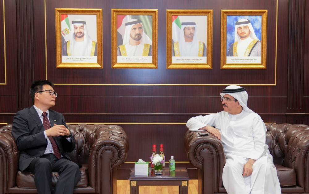 سعيد الطاير في حديث مع وو لي 