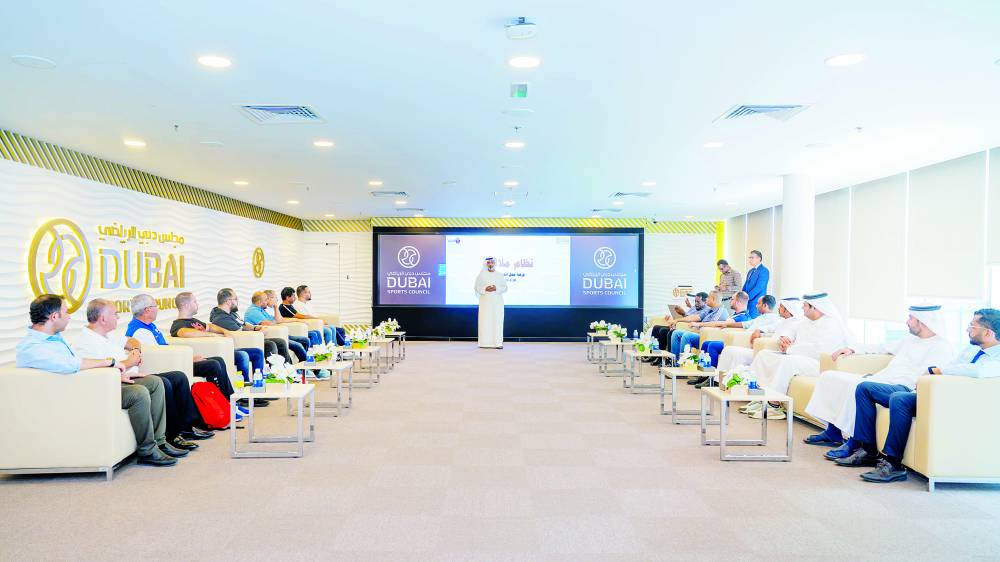 جانب من الورشة بحضور منسقي أندية دبي