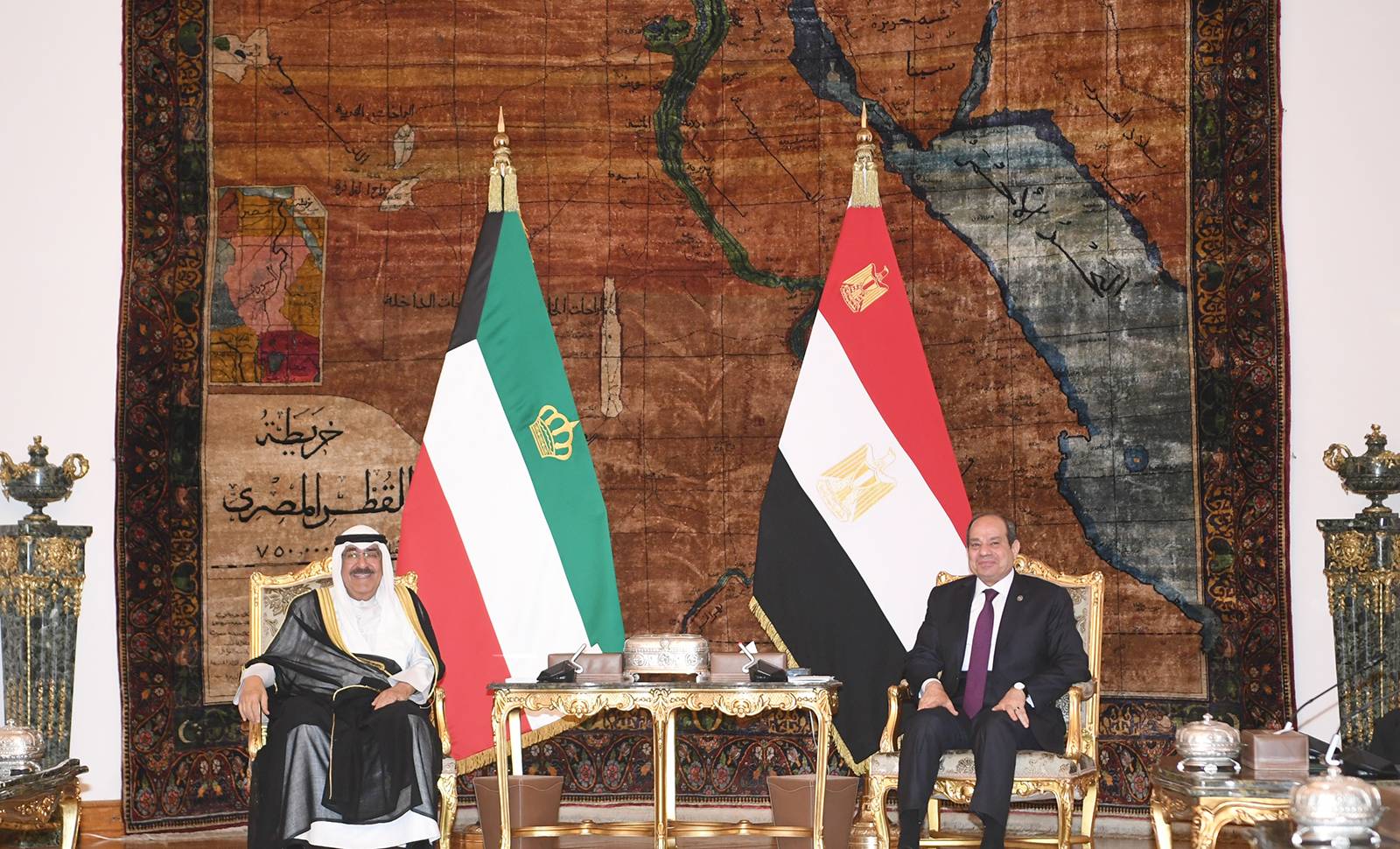 السيسي خلال استقباله الشيخ مشعل الأحمد (كونا)