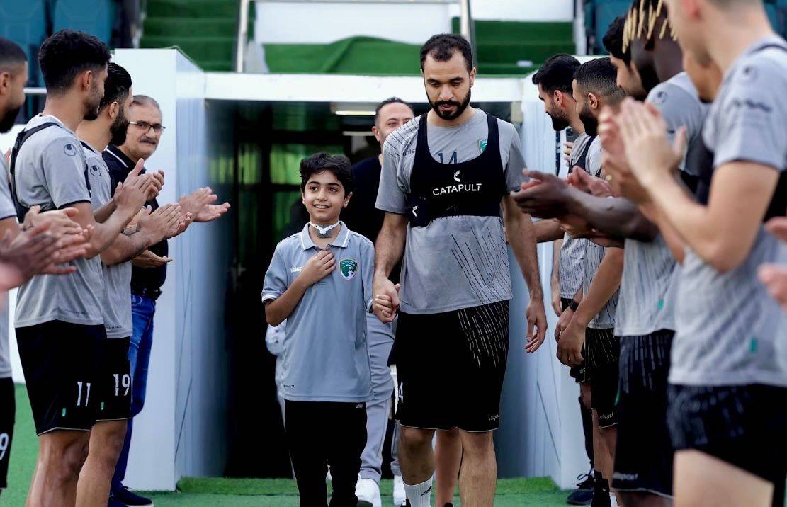 لاعبو فريق الإمارات يصفقون للاعب كريم 