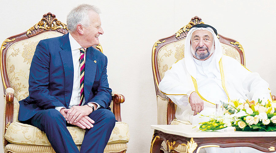سلطان في حديث مع بيتر مكافيري