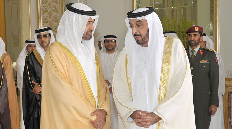 الشيخ خليفة طيب الله ثراه في حديث مع محمد بن زايد