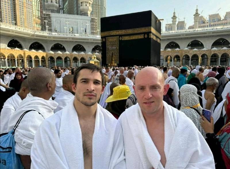 والش وماك خلال أداء العمرة