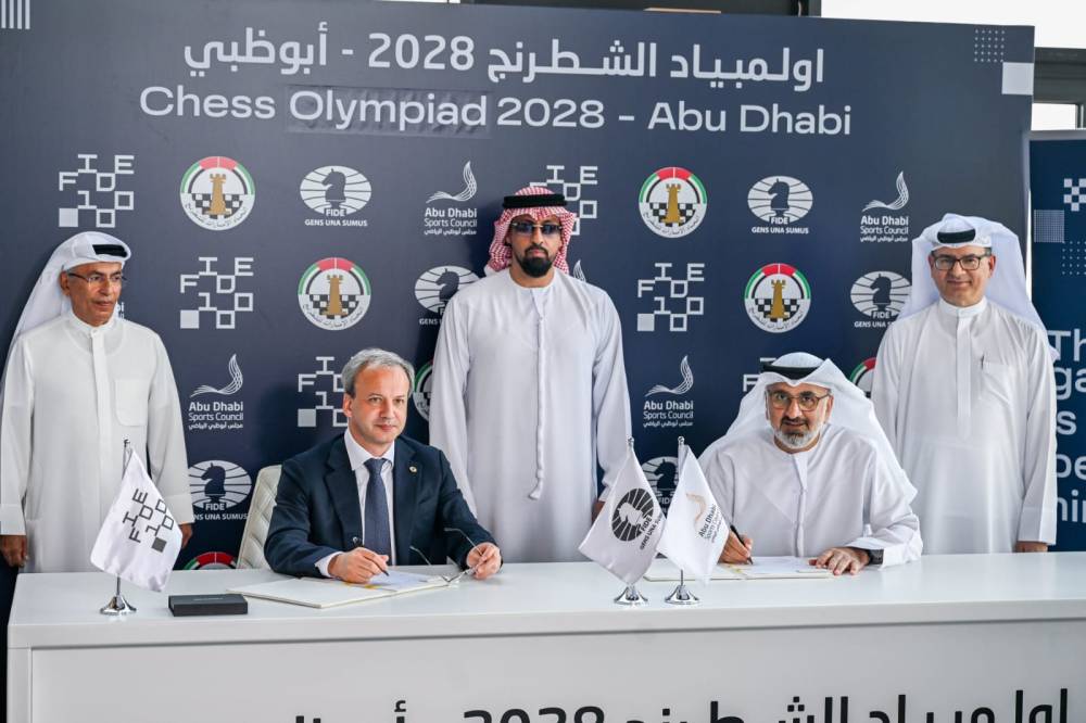 سلطان بن شخبوط يشهد توقيع العقد بحضور تريم مطر والعواني والخوري