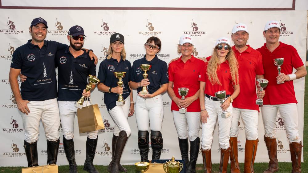 لقطة تذكارية بعد التتويج