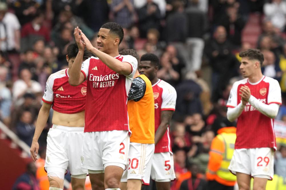 أرسنال يفوز على بورنموث بثلاثية نظيفة