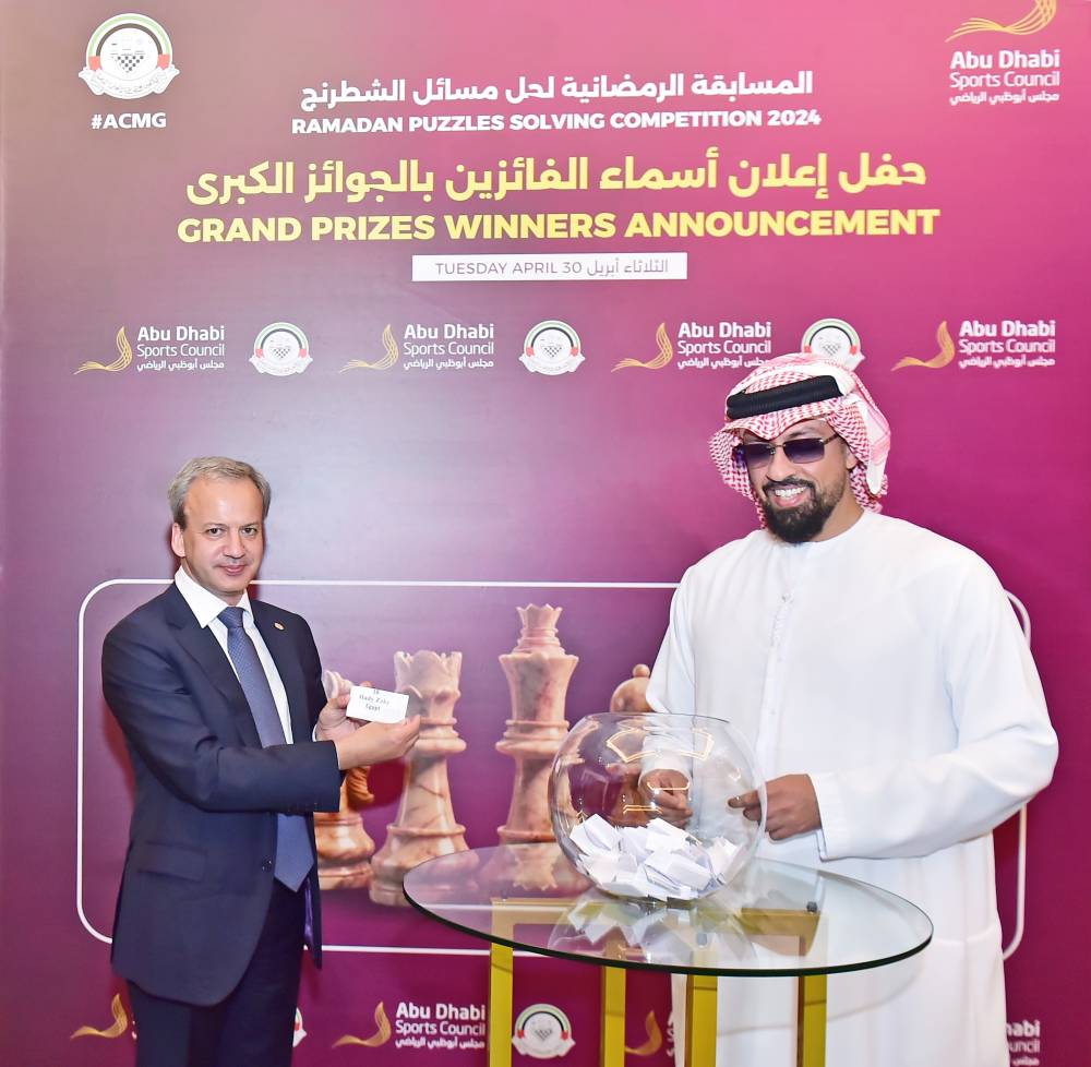 سلطان بن شخبوط وأركادي دفوركوفيتش خلال السحب