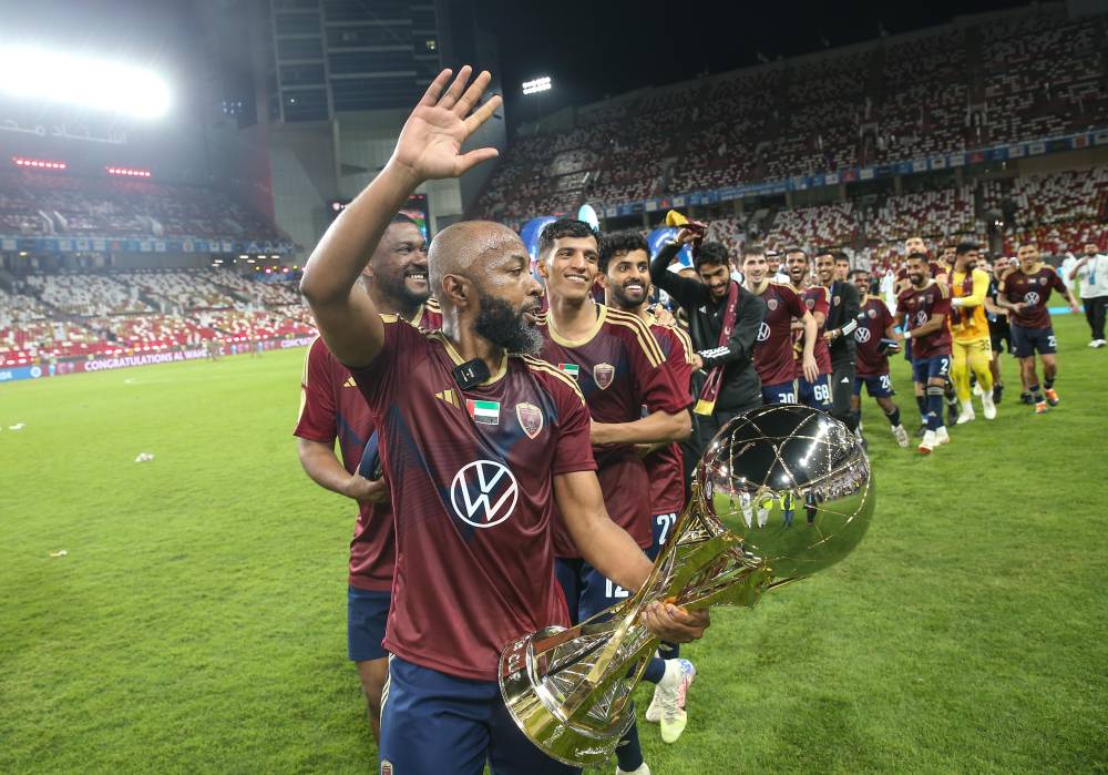  إسماعيل مطر يقود قطار احتفالية لاعبي الوحدة (تصوير: محمد السماني) 