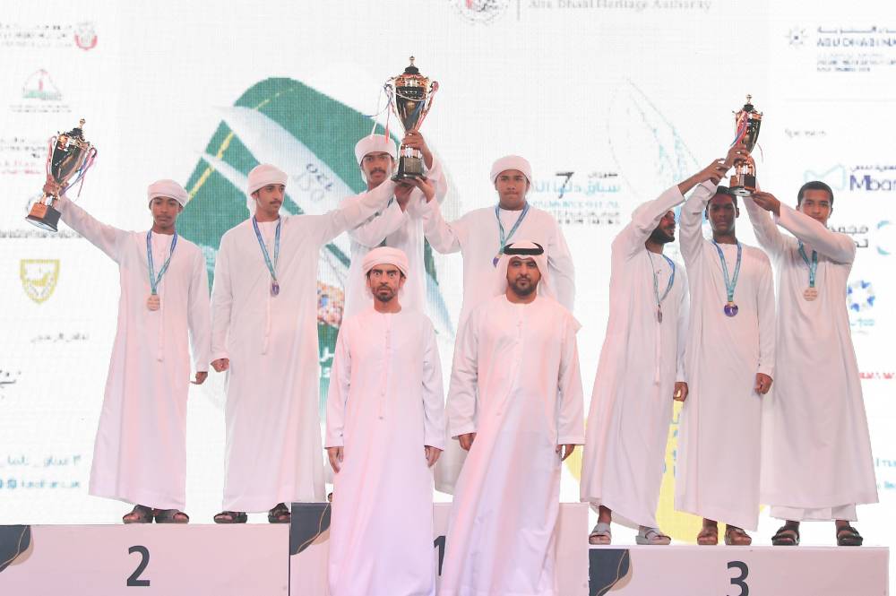 جانب من تتويج الفائزين