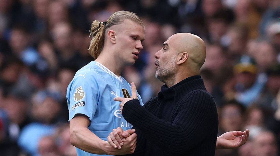  غوارديولا يتحدث مع هالاند 