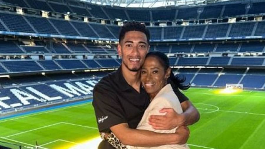 دينيز تحتفل مع ابنها بيلنغهام بلقب الليغا 