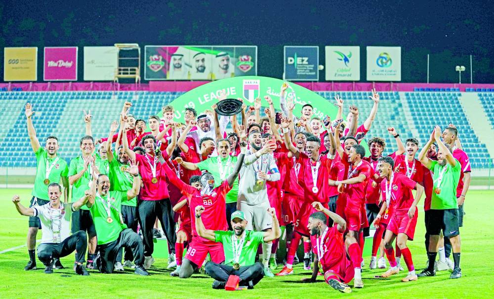 لاعبو شباب الأهلي يحتفلون بدرع الدوري