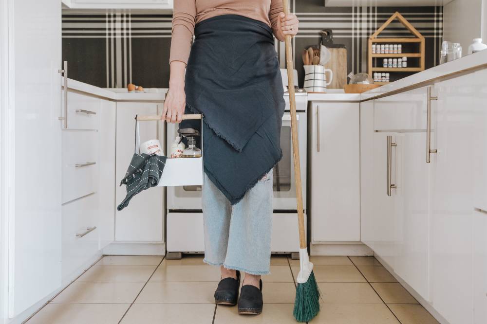 متى يستحق العامل المساعد إجازة سنوية ومرضية وتذكرة عودة إلى موطنه؟