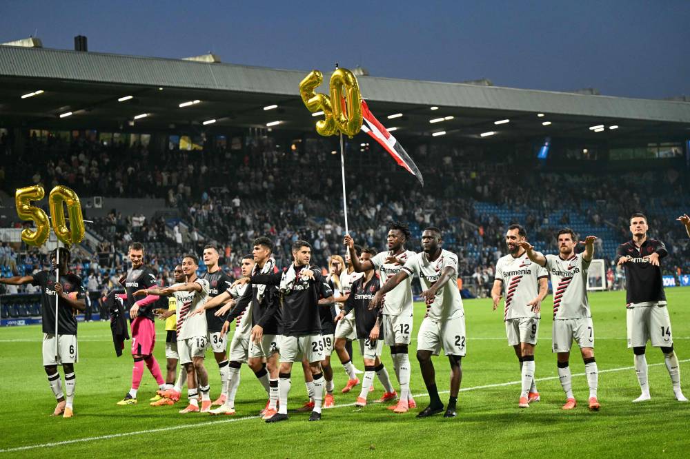 لاعبو ليفركوزن يحتفلون بالوصول إلى المباراة 50 من دون هزيمة