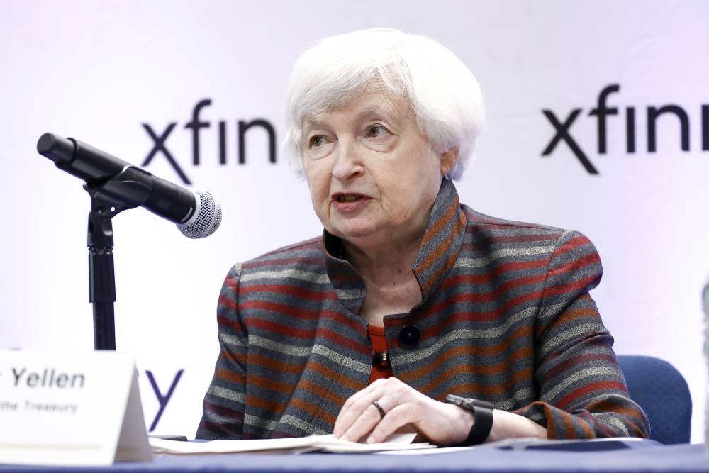 يلين تتحدث خلال مؤتمر صحفي في ستافورد، فيرجينيا